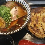 中島屋食堂 - 生醤油ラーメンと餃子のセット。