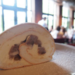 メレンゲロールの中心には季節の栗が入ってました♡