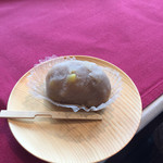 Koyurugi Chaya - 栗のおはぎ。税込180円
      
      白餡に栗のペーストを混ぜ栗のかけらが入ってます。