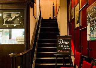 Brasserie VIRON - 1階のパティスリーを入ると目の前に見える階段がブラッスリーVIRONへの入り口です