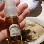 エカイエJP - ここはオイスター用のお好みのソースも何種類か付けてくださるのですが…
定番と言えば定番！の、「ボウモア」ミスト状にしゅっ！と牡蠣に掛けていただきます♥
