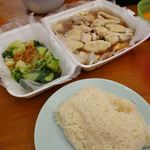 AH TAI Hainanese Chicken Rice  - チキン半羽12ドル
