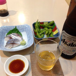 栄喜 - 瓶ビール、５５０円、お通しは枝豆、シメサバ３５０円