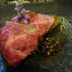 京松蘭はなれ - 大分県産イチボの炙りタタキ、焼きナス添え