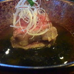 京松蘭はなれ - 栃木県産リブロースのアオサあんかけ、下に有るのは鰻と大根。出汁はアゴ