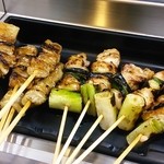 やきとり 松良 - 白５本４００円、ネギマ５本４５０円(201509)