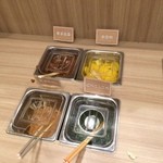 天下一品 - 【2015年08月】サービスカウンター、「お漬物、にらニンニク、辛子もやし、辛子高菜」等が有ります、特段そそられませんが、後学の為に確認します。