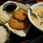 ラーメン屋 等凰 - トンカツ定食半ラーメン付き