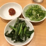 天下一品 - 【2015年08月】サービスカウンターより。手前から時計回りに「にらニンニク、辛子高菜、九条ねぎ」を取ってきました。