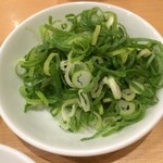 天下一品 - 【2015年08月】サービスカウンターより「九条ねぎ」のアップ、ネギは相性いいです。