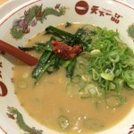 天下一品 - 【2015年08月】こってり、麺を食べて、更に普通にスープを堪能後、サービスカウンターの「にらニンニク、辛子高菜、九条ねぎ」を投入、さあジャンキータイムです！