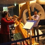 スターバックスコーヒー - こちらは、ダイビル１Ｆ　　Fｌ：井上登紀　Vn：近藤緑　Hp：今尾淑代