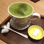 カフェ ソラーレ Tsumugi - 抹茶ラテ、しっかりと泡だててあるので上の部分がとってもふわふわしてます。濃厚で上品な抹茶の味がします。