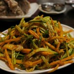 モンゴリアン・チャイニーズ BAO - 辛いサラダ