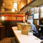 樽 金盃 - 店内のカウンター