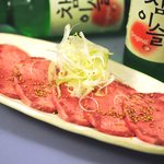 しちりん - さっと焼いてねぎを巻いて食べる牛タン元塩焼き。