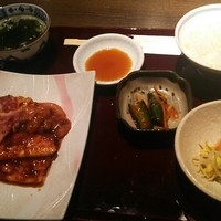 焼肉 大河 - 大河ランチ 980円 (和牛カルビ、豚バラ、鶏、お漬物、お野菜、スープ、ライス)