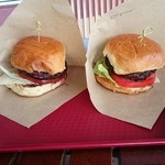 Village Burger - 左パーカーランチャーズバーガー、右カフアランチバーガー