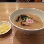 カーザ ルカ - ラー博は俺の社員食堂。  食べ歩きラリー2015開始記念半拉麺二番勝負  其の壱  ミニミラノとんこつラーメソ！  トッピング無料券をいただいたので、粉ズーチー♡