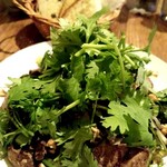 湯島ワイン食堂 パパン - 鶏レバーとパクチーのサラダ