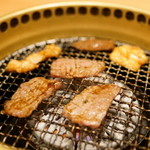 Yakiniku Sanga - 2015.9 ロースやホルモンをガスロースターで焼きます