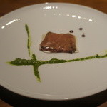 低温調理した牛タン・トマトのフィルム・ネギソース