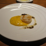 エニェ - 北海道産ホタテのプランチャ、カボチャクリーム、生ハムのビナグレッタ