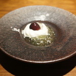 エニェ - ラム風味のピオーネシャーベット、ライムゼリー、ヨーグルトのエスプーマ