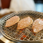 正泰苑 - 2015.9 炭火で塩上カルビを焼きます