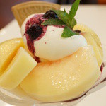 Fruit cafe ORANGE - 桃のパフェ（800円）