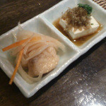 おいしい酒と料理 なかよし - お通しの鮭の南蛮漬けとお豆腐