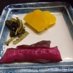 にく友食堂 - 漬け物が付いてきます