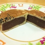 桜井菓子店 - 「六方焼き」をカットしたところ