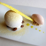 メレンゲの白い球体　アーモンドのキャラメリゼ　