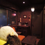 cafe マロニエ - 時間も遅めってことで、店内もすいてるね。
      こちらは店内に置かれているテーブルとイスが
      いろいろあっておしゃれなんだよ。
      今日はどこに座ろっかな～♪