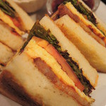 cafe マロニエ - ひとくちかじると、パンのさくっとした食感がたまりません。
      ベーコンの肉汁とふわふわの玉子が、
      パンと絶妙にマッチしてめちゃめちゃ美味しいです！！ 