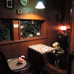 cafe マロニエ - 食べ終わったあと、気になってたこちらのテーブルにも
      ちょこっと座らせてもらいました。
      このモザイク模様のテーブル、いいな～
      窓から見える緑もとっても落ち着くね。