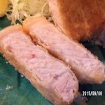 とんかつ ひやま - 1mm程の薄さの薄衣を纏った桃色の豚赤身