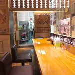Nagoya Meibutsu Misokatsu Yabaton - カウンターとテーブルがあり、一人でもグループでも利用できる