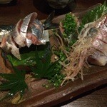 居酒屋おかん - 秋刀魚・鰯の刺身。鰯の身の厚さが実に素晴らしいです。