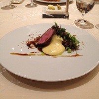ラ・ベ - 肉料理　シャラン産鴨フィレ肉炭火焼“フリュイテノワール”オリーブオイルのサバイヨン 青野菜とサマートリュフ