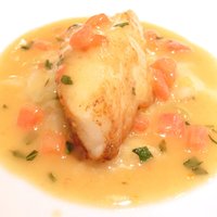 ルメルシマン オカモト - ムニュデジュネ 4752円 の北海道のタラのムニエル ベルモント酒を使ったバターのソース トマト、バジル