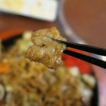 カウボーイカレー - スパイシーホルモンカレー焼きそば、ぷるぷるホルモン・ハツ・レバーがごろんごろん