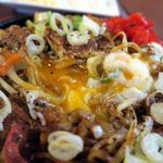 カウボーイカレー - スパイシーホルモンカレー焼きそば、かなりスパイシーで辛いですが半熟卵でマイルドに