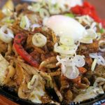 カウボーイカレー - スパイシーホルモンカレー焼きそば、熱々の鉄板で出てきます