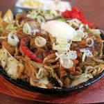 カウボーイカレー - スパイシーホルモンカレー焼きそば、〆飯付きで1280円