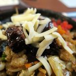 カウボーイカレー - スパイシーホルモンカレー焼きそば、カレー投入、こちらも肉がごろんごろん