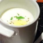 鉄板焼ばらもんや - ディナーコース：ビシソソアーズ（ジャガイモ）の冷製スープ