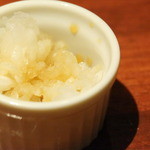 鉄板焼ばらもんや - ディナーコース：お口直し　玉葱をオリジナルポン酢で　これが以外に美味しい！