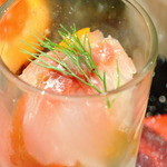 鉄板焼ばらもんや - ディナーコース：カルパッチョ　オリジナル柑橘ソースがまた美味！魚の旨さ甘さを引き立てます